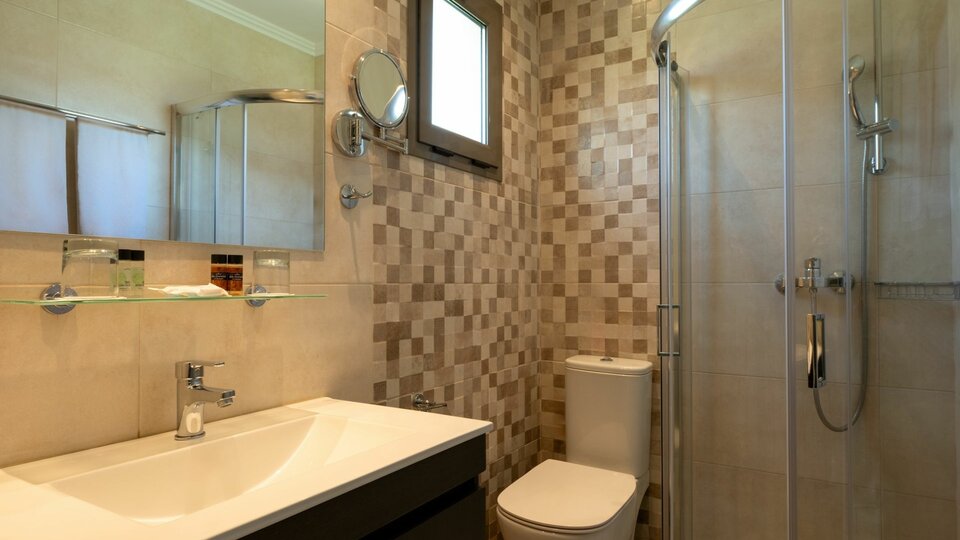 Tiara Holidays - Canvas by Mitsis Messonghi - family bungalow beach front - bathroom